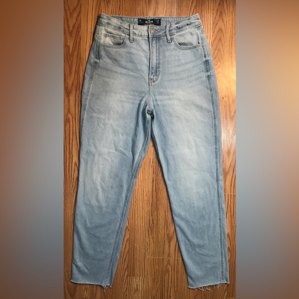 Hollister Ultra Hi Rise Mom Jeans Size 27 Light Blue Wash Denim Jeans